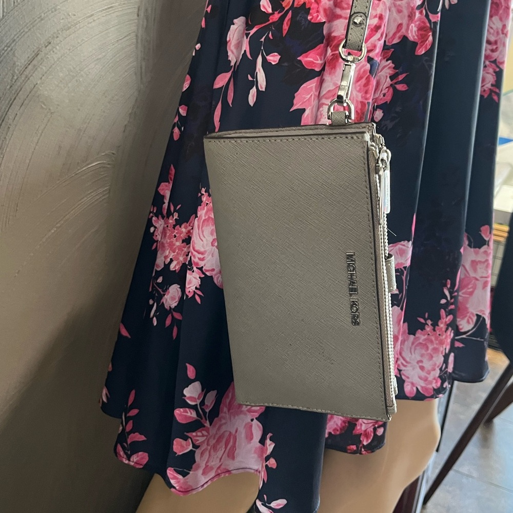 Michael Kors Cellphone‎ Wallet - Picture 3 of 16